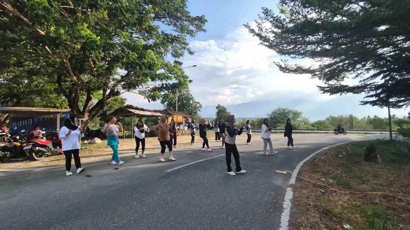 Senam Zumba Bersama Ibu-ibu Desa dan Mahasiswa KKN 117